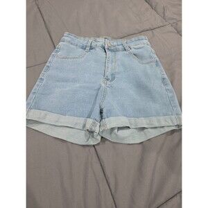 These high-waisted denim shorts in light blue with rolled hem 96